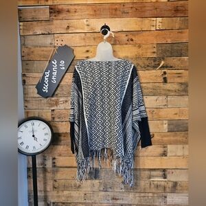 No brand women's knitted patterned sweater shawl size S/M